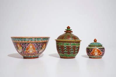 Un lot en porcelaine de Chine Bencharong pour le march&eacute; tha&iuml;, 19&egrave;me